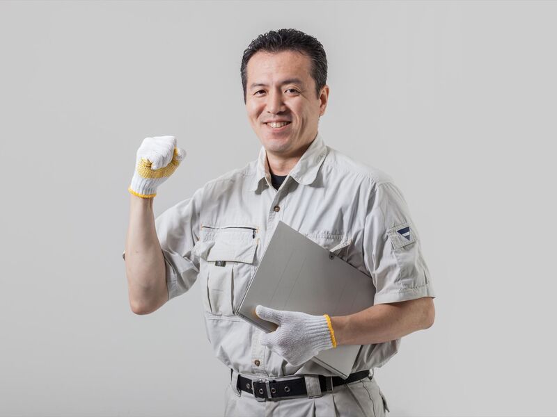 ポーズを決める作業服の男性_R